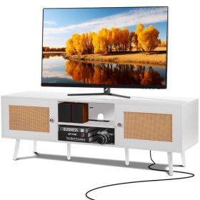   VEVOR Rattan TV állvány 65 hüvelykes TV-hez, Boho TV állvány rattan ajtóval, Szórakoztatóközpont beépített aljzattal és USB portokkal, Modern TV konzol nappaliba, médiaszobába, fehér