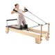 VEVOR Pilates Reformer gép, fa Pilates edzőfelszerelés otthoni edzőterembe, Pilates ágy kettős ellenállással - rugó és zsinór, reformer szett ülődobozzal, akár 400 font (kb. 180 kg)